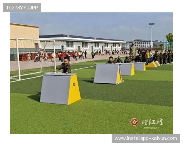 东莞幼儿园篮球表演赛走红，小球员失误中展现团队精神